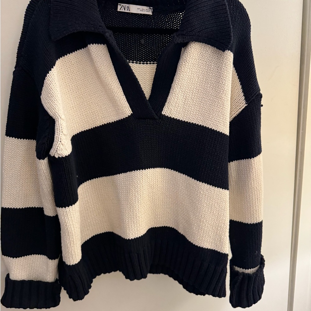 Zara Women's V-Neck Sweater in Black and White Stripes